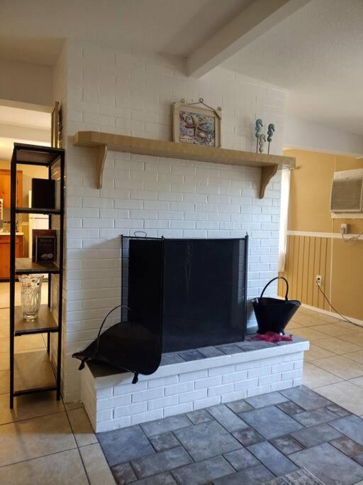 Cozy Vintage Waterfront Home With Fireplace And Kayaks Spring Hill Dış mekan fotoğraf