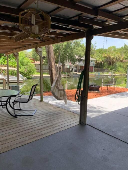 Cozy Vintage Waterfront Home With Fireplace And Kayaks Spring Hill Dış mekan fotoğraf