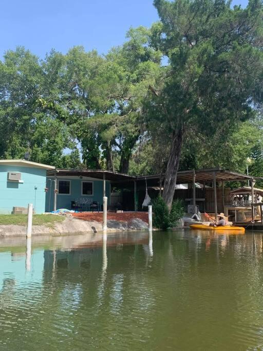 Cozy Vintage Waterfront Home With Fireplace And Kayaks Spring Hill Dış mekan fotoğraf